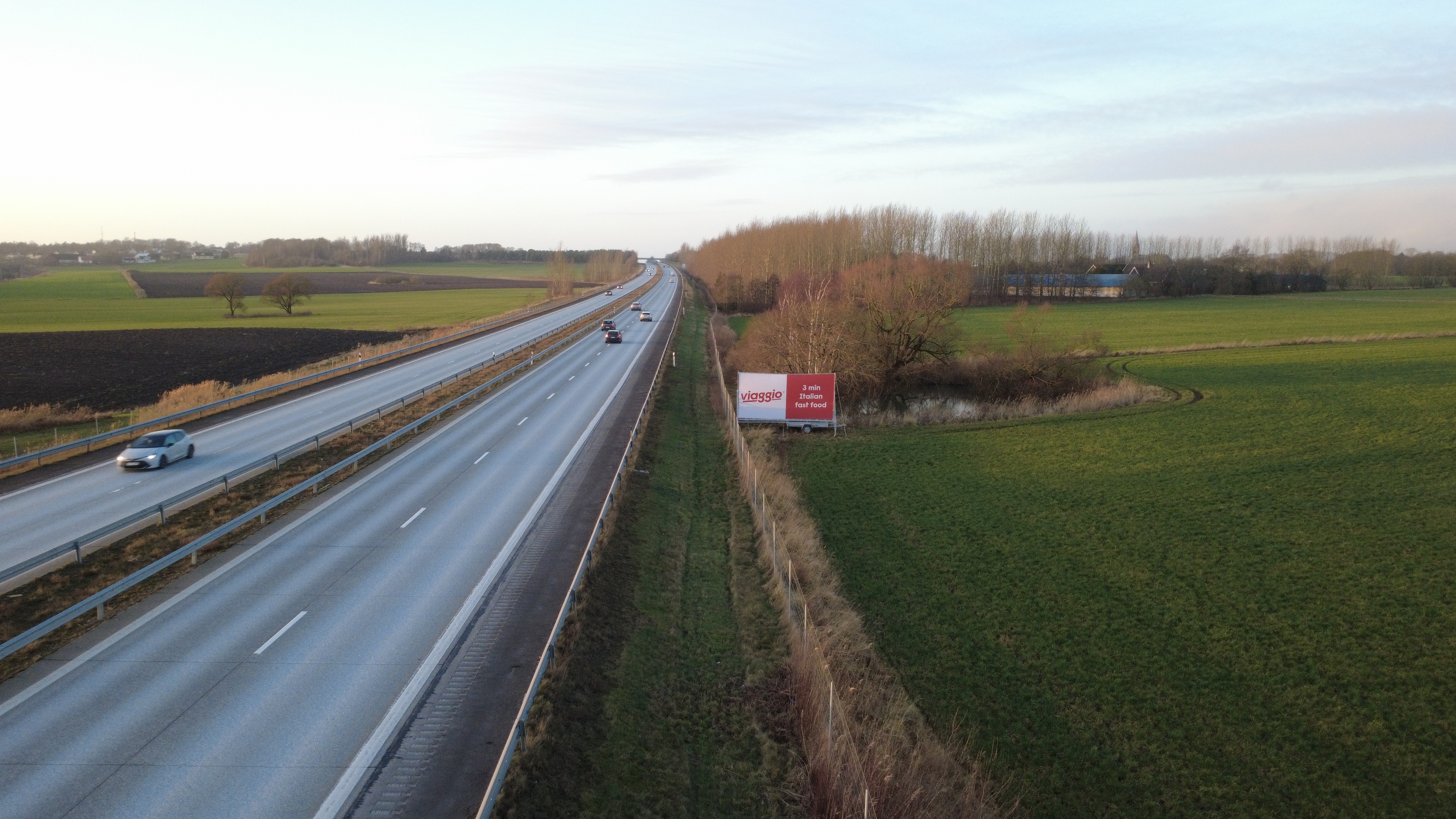 reklamsläp, reklamsläpvagn, släpvagnsreklam, mobil reklam, rörlig reklam, utomhusreklam, annonsering utomhus, reklam längs väg, vägannonsering, hyra reklamsläp, annonsera på släpvagn, reklam på släp, mobil utomhusreklam för företag, effektiv utomhusannonsering, lokal annonsering utomhus, synas längs trafikleder, reklam vid köpcentrum, exponering längs motorväg, rikstäckande utomhusreklam, lokal reklam i Sverige, reklam i flera städer, annonsering längs E4 / E6 / E18, reklam i högtrafikerade områden, synlighet där människor passerar, öka varumärkeskännedom, maximal synlighet, lång exponeringstid, upprepade intryck, bred räckvidd, kostnadseffektiv reklam, alternativ till digital annonsering